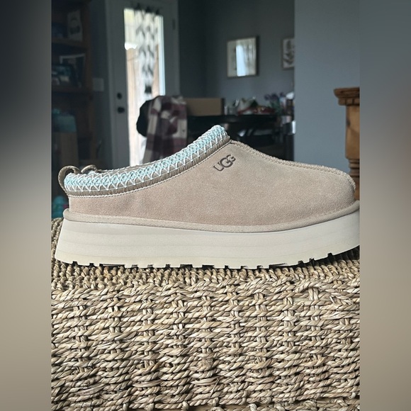 Womens size 9 UGG Tazz Sand color - Picture 2 of 8